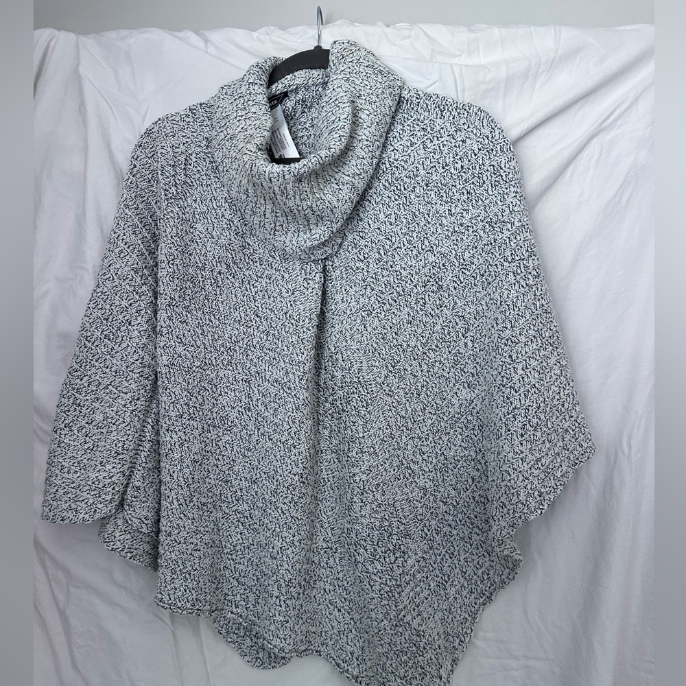 Roots knit poncho. O/S. grey white speckled